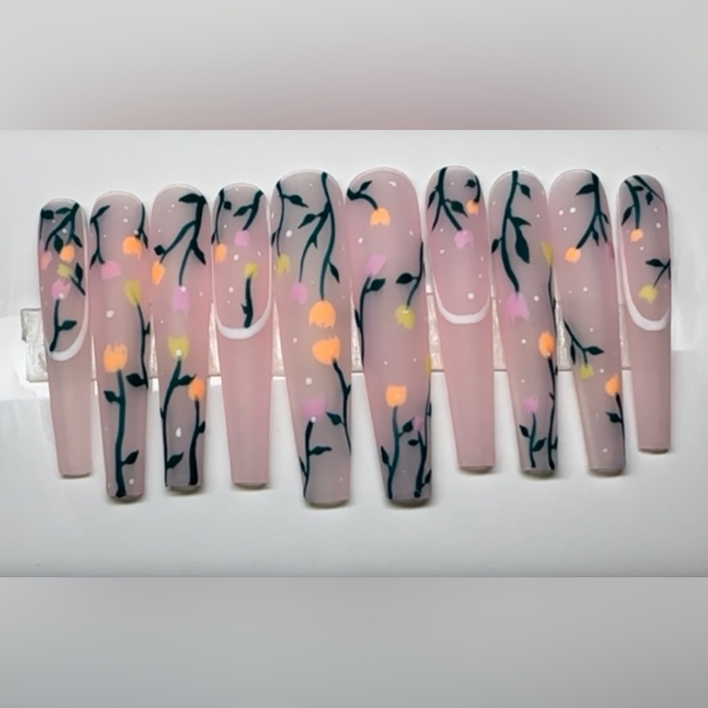 Flowers with French outline press on nails